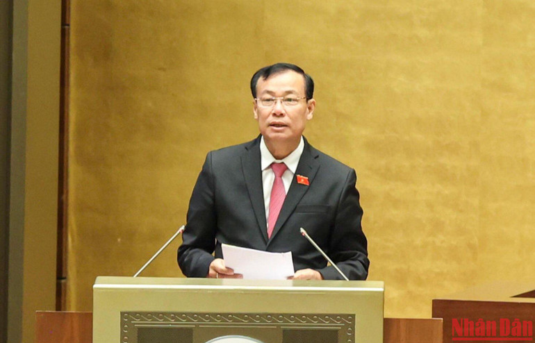Chủ nhiệm Ủy ban Quốc phòng, An ninh của Quốc hội Lê Tấn Tới trình bày Báo cáo thẩm tra tại phiên họp. (Ảnh: DUY LINH)