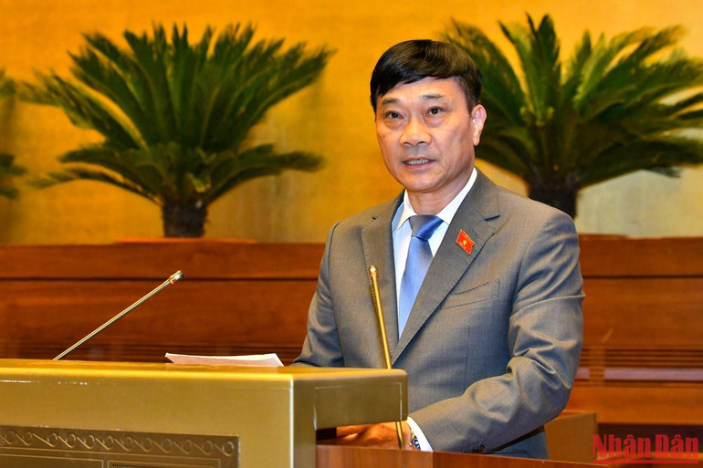Chủ nhiệm Ủy ban Kinh tế của Quốc hội Vũ Hồng Thanh trình bày báo cáo thẩm tra tại phiên họp. Ảnh: THỦY NGUYÊN