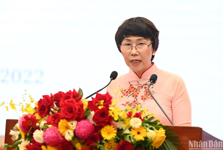 GS, TS Từ Thị Loan, nguyên Viện trưởng Viện Văn hóa Nghệ thuật Quốc gia Việt Nam trình bày tham luận về giữ gìn và phát triển hệ giá trị quốc gia Việt Nam trong giai đoạn hiện nay. (Ảnh: THÀNH ĐẠT)