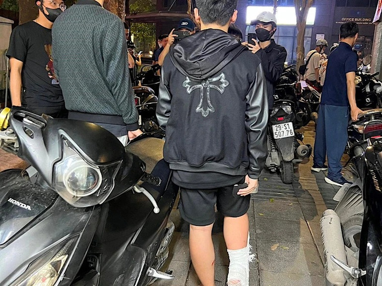 Chân bó bột vẫn tham gia lạng lách, đánh võng.