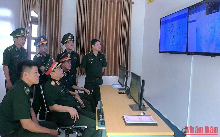 Thượng tướng Ngô Minh Tiến thăm Trung tâm điều hành, giám sát hành trình tàu cá tại Bộ Chỉ huy Bộ đội Biên phòng Cà Mau.