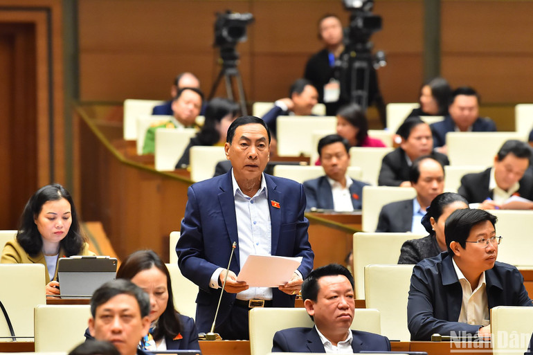 Đại biểu Phạm Văn Hòa phát biểu trong phiên thảo luận. (Ảnh: THỦY NGUYÊN)