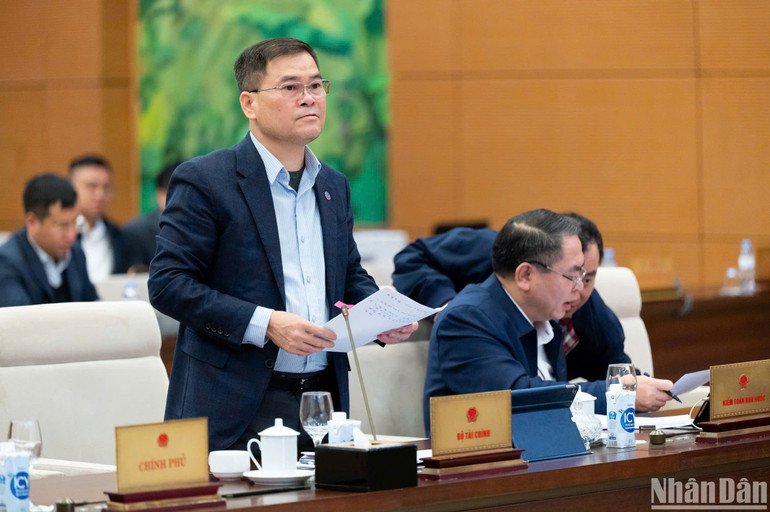 Thứ trưởng Tài chính Bùi Văn Khắng trình bày Tờ trình. (Ảnh: DUY LINH)