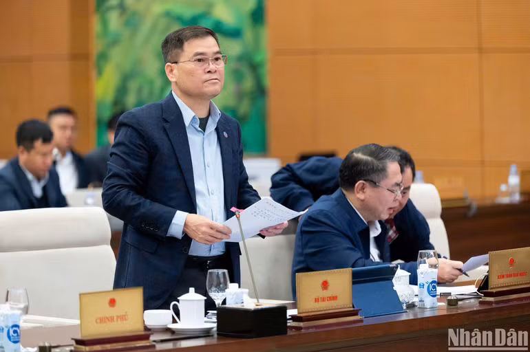 Thứ trưởng Tài chính Bùi Văn Khắng trình bày Tờ trình. (Ảnh: DUY LINH)