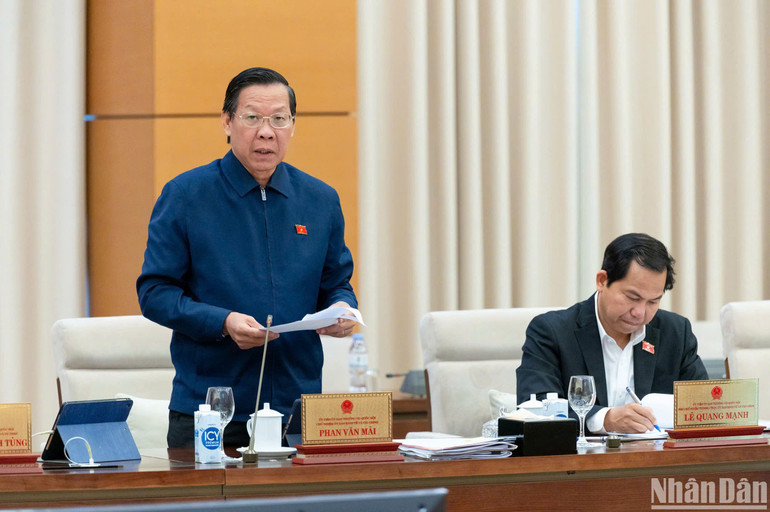 Chủ nhiệm Ủy ban Kinh tế và Tài chính Phan Văn Mãi trình bày báo cáo thẩm tra. (Ảnh: DUY LINH)