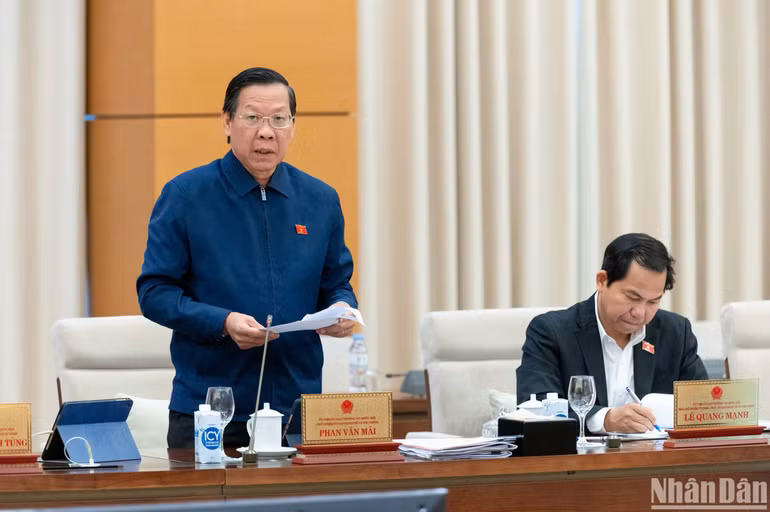 Chủ nhiệm Ủy ban Kinh tế và Tài chính Phan Văn Mãi trình bày báo cáo thẩm tra. (Ảnh: DUY LINH)