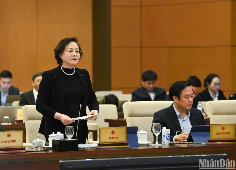 Bộ trưởng Nội vụ Phạm Thị Thanh Trà trình bày Đề án sắp xếp đơn vị hành chính cấp huyện, cấp xã của tỉnh Ninh Bình giai đoạn 2023-2025. (Ảnh: DUY LINH) Bộ trưởng Nội vụ Phạm Thị Thanh Trà trình bày Đề án sắp xếp đơn vị hành chính cấp huyện, cấp xã của tỉnh Ninh Bình giai đoạn 2023-2025. (Ảnh: DUY LINH)