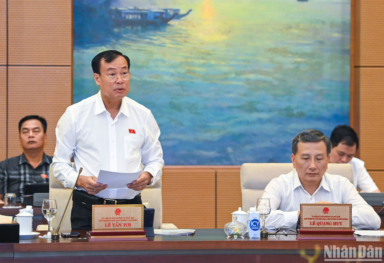 Chủ nhiệm Ủy ban Quốc phòng và An ninh Lê Tấn Tới báo cáo tại phiên họp. (Ảnh: DUY LINH)