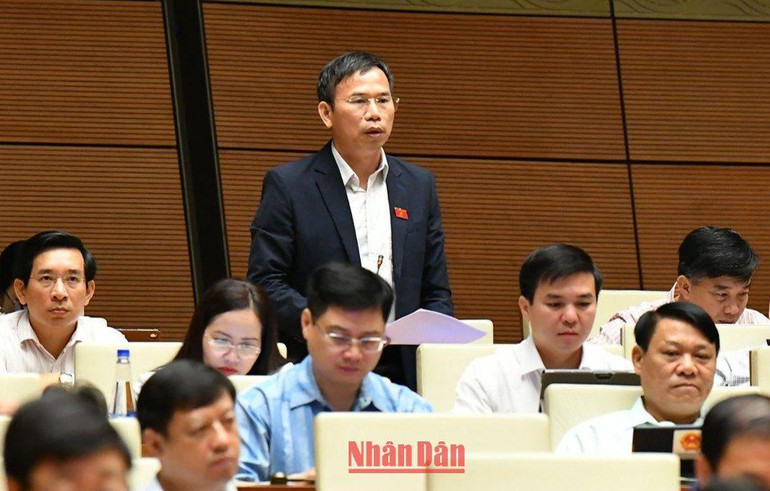 Đại biểu Đồng Ngọc Ba góp ý kiến vào dự án Luật. (Ảnh: THỦY NGUYÊN)