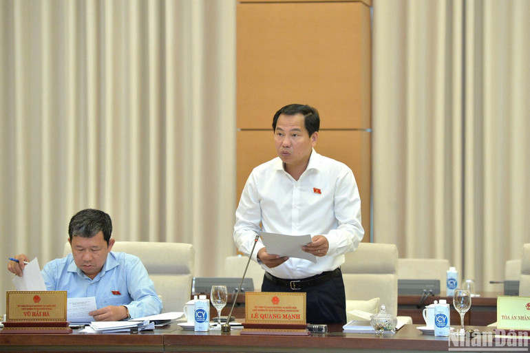 Chủ nhiệm Ủy ban Tài chính-Ngân sách Lê Quang Mạnh báo cáo tại phiên họp. (Ảnh: DUY LINH)