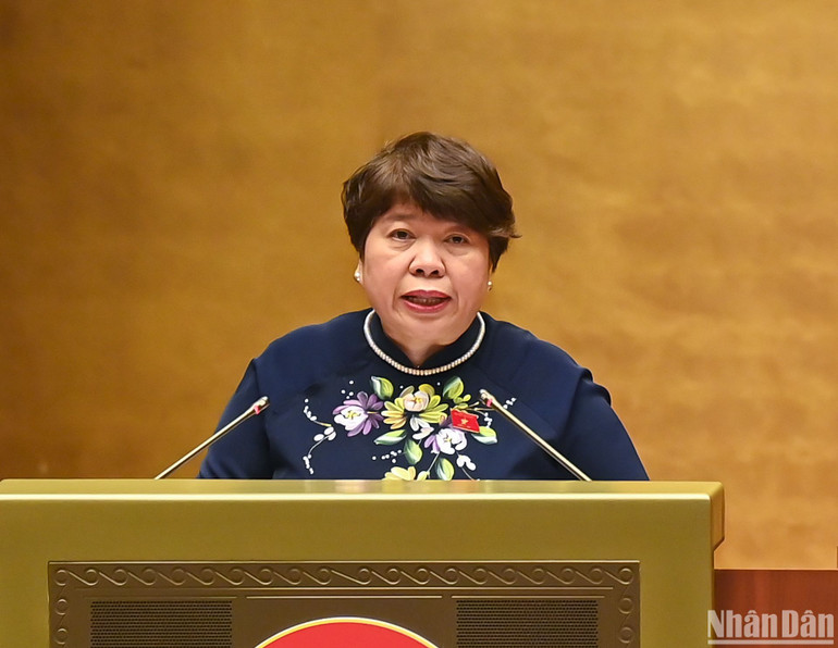 Chủ nhiệm Ủy ban Xã hội Nguyễn Thúy Anh trình bày báo cáo giải trình, tiếp thu, chỉnh lý dự thảo Luật trước khi Quốc hội biểu quyết thông qua. (Ảnh: DUY LINH)