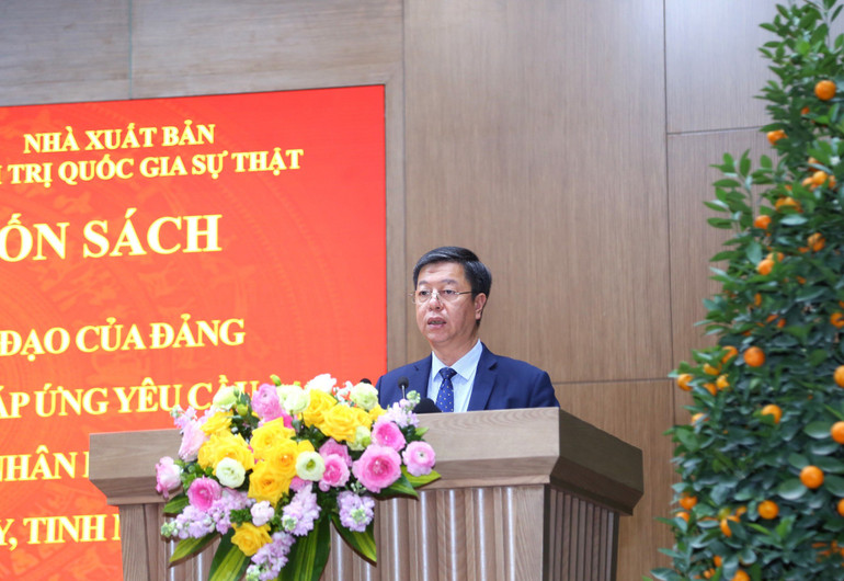 PGS, TS Vũ Trọng Lâm, Bí thư Đảng ủy, Giám đốc - Tổng Biên tập Nhà xuất bản Chính trị quốc gia Sự thật phát biểu tại Lễ giới thiệu cuốn sách.