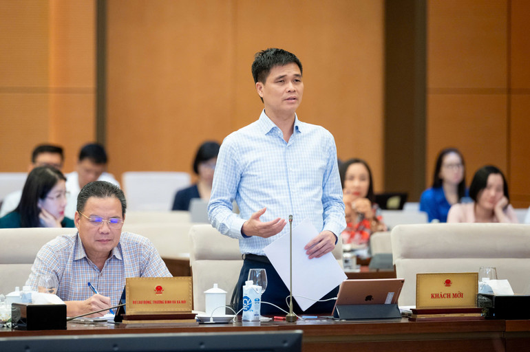 Phó Chủ tịch Tổng Liên đoàn Lao động Việt Nam Ngọ Duy Hiểu nêu ý kiến tại phiên họp. (Ảnh: DUY LINH) Phó Chủ tịch Tổng Liên đoàn Lao động Việt Nam Ngọ Duy Hiểu nêu ý kiến tại phiên họp. (Ảnh: DUY LINH)