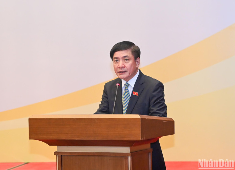 Tổng Thư ký Quốc hội, Chủ nhiệm Văn phòng Quốc hội Bùi Văn Cường trình bày một số nội dung chính của Nghị quyết số 969/NQ-UBTVQH15. (Ảnh: DUY LINH)