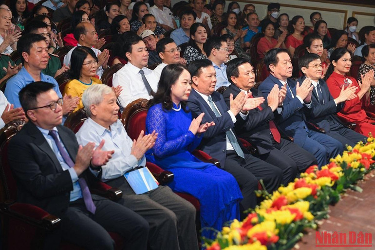 Các đồng chí lãnh đạo Đảng, Nhà nước dự chương trình nghệ thuật "Sao Độc lập". (Ảnh: THÀNH ĐẠT)