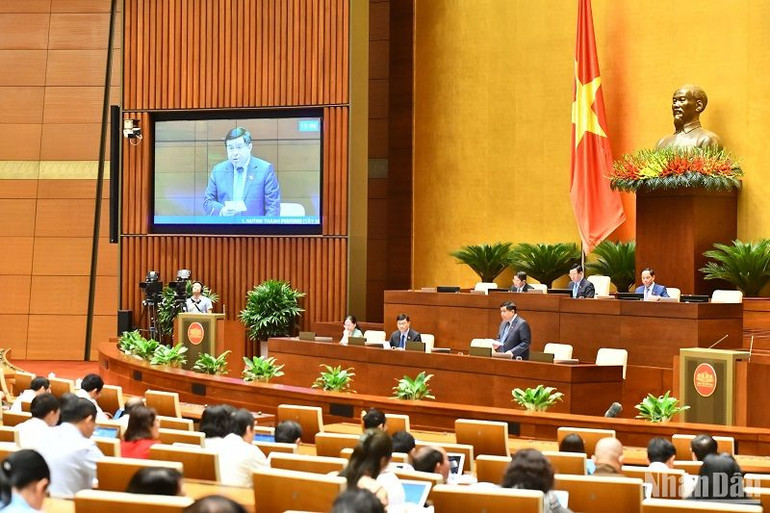 Bộ trưởng Kế hoạch và Đầu tư Nguyễn Chí Dũng làm rõ một số nội dung đại biểu Quốc hội đề cập trong phiên thảo luận. (Ảnh: ĐĂNG KHOA)