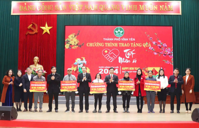 Thành phố Vĩnh Yên tổ chức trao kinh phí hỗ trợ xây nhà cho hộ nghèo.