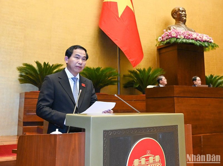 Chủ nhiệm Ủy ban Tài chính, Ngân sách của Quốc hội Lê Quang Mạnh trình bày Báo cáo giải trình, tiếp thu, chỉnh lý dự thảo Nghị quyết thí điểm một số cơ chế, chính sách đặc thù phát triển TP Hồ Chí Minh. (Ảnh: DUY LINH) Chủ nhiệm Ủy ban Tài chính, Ngân sách của Quốc hội Lê Quang Mạnh trình bày Báo cáo giải trình, tiếp thu, chỉnh lý dự thảo Nghị quyết thí điểm một số cơ chế, chính sách đặc thù phát triển TP Hồ Chí Minh. (Ảnh: DUY LINH)