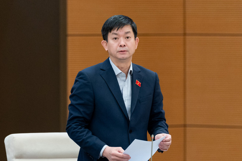 Tổng Thư ký Quốc hội, Chủ nhiệm Văn phòng Quốc hội Lê Quang Tùng trình bày Báo cáo. (Ảnh: DUY LINH) Tổng Thư ký Quốc hội, Chủ nhiệm Văn phòng Quốc hội Lê Quang Tùng trình bày Báo cáo. (Ảnh: DUY LINH)