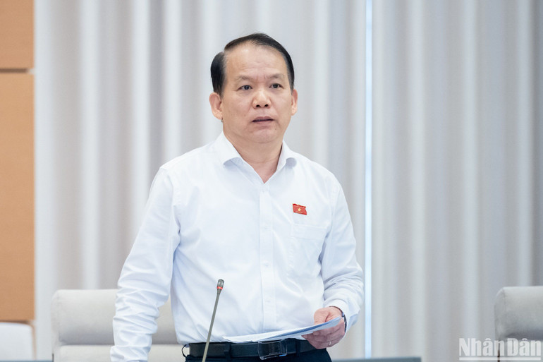 Chủ nhiệm Ủy ban Pháp luật Hoàng Thanh Tùng báo cáo một số vấn đề lớn trong giải trình, tiếp thu, chỉnh lý dự thảo Luật Thủ đô (sửa đổi). (Ảnh: DUY LINH)