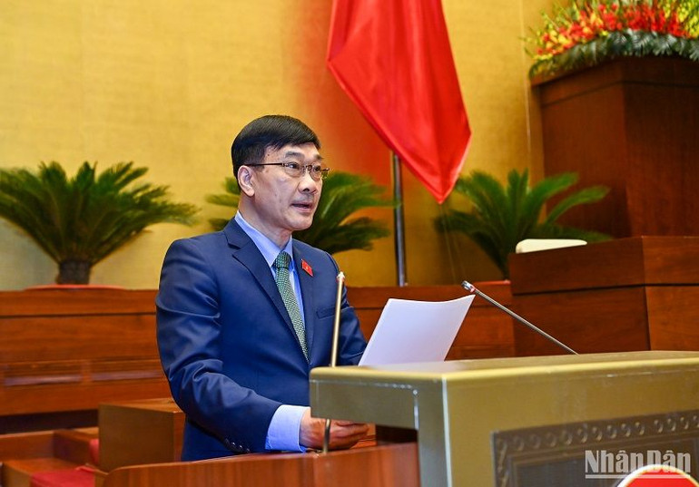 Chủ nhiệm Ủy ban Kinh tế của Quốc hội Vũ Hồng Thanh trình bày báo cáo thẩm tra dự án Luật Các tổ chức tín dụng (sửa đổi). (Ảnh: DUY LINH)