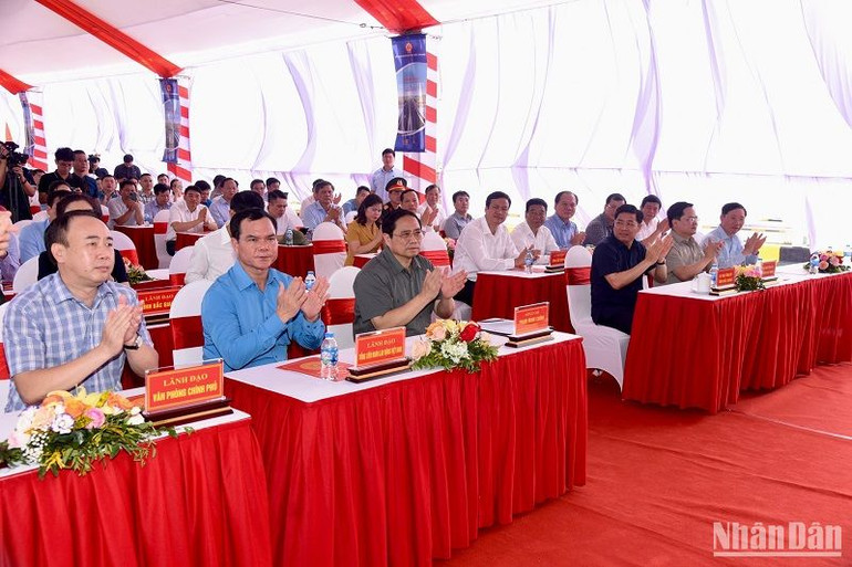 Thủ tướng Phạm Minh Chính và các đại biểu dự buổi lễ. (Ảnh: TRẦN HẢI)