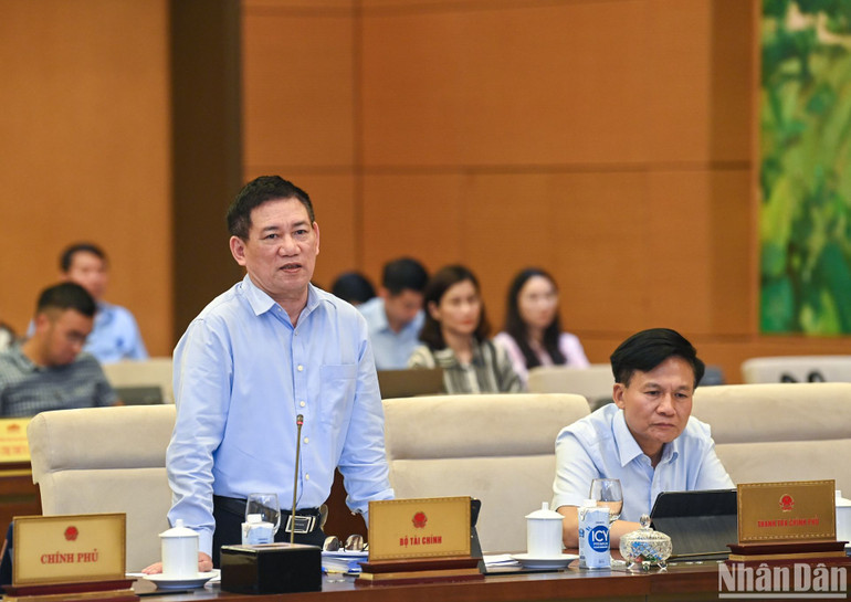 Bộ trưởng Tài chính Hồ Đức Phớc phát biểu tại phiên họp. (Ảnh: DUY LINH)