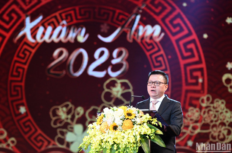 Tổng Biên tập Báo Nhân Dân Lê Quốc Minh phát biểu khai mạc chương trình "Xuân ấm 2023". (Ảnh: THÀNH ĐẠT) Tổng Biên tập Báo Nhân Dân Lê Quốc Minh phát biểu khai mạc chương trình "Xuân ấm 2023". (Ảnh: THÀNH ĐẠT)