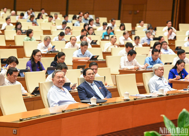 Các đồng chí lãnh đạo Đảng, Nhà nước và các đại biểu Quốc hội dự phiên thảo luận ở hội trường chiều 27/5. (Ảnh: DUY LINH) Các đồng chí lãnh đạo Đảng, Nhà nước và các đại biểu Quốc hội dự phiên thảo luận ở hội trường chiều 27/5. (Ảnh: DUY LINH)