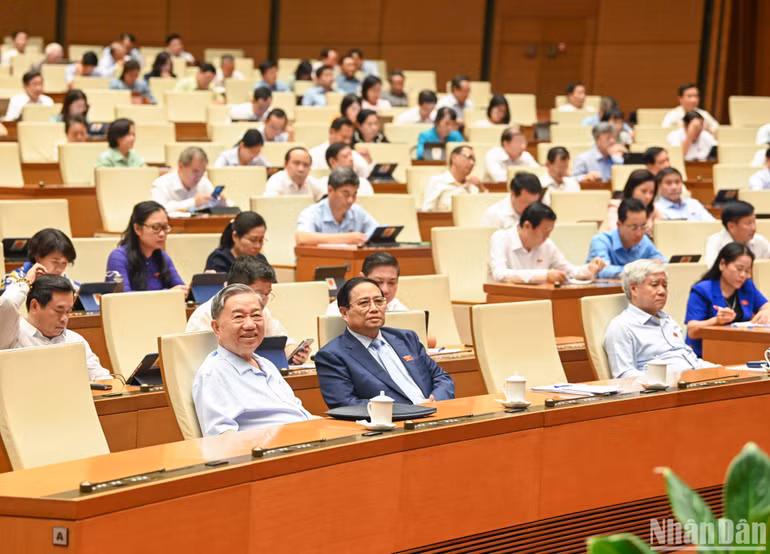 Các đồng chí lãnh đạo Đảng, Nhà nước và các đại biểu Quốc hội dự phiên thảo luận ở hội trường chiều 27/5. (Ảnh: DUY LINH)