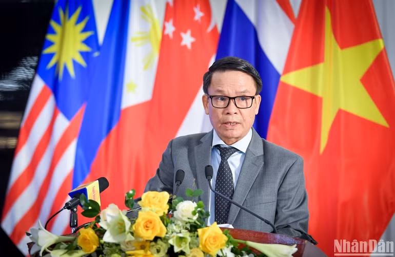 Phó Chủ tịch Thường trực Hội Nhà báo Việt Nam Nguyễn Đức Lợi báo cáo đề dẫn hội thảo. (Ảnh: THÀNH ĐẠT)