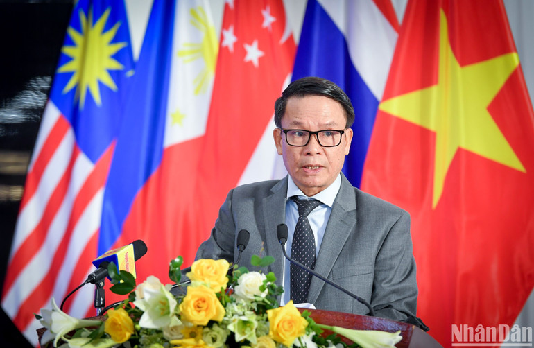 Phó Chủ tịch Thường trực Hội Nhà báo Việt Nam Nguyễn Đức Lợi báo cáo đề dẫn hội thảo. (Ảnh: THÀNH ĐẠT)