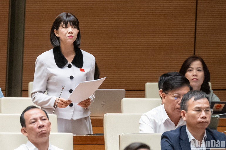 Đại biểu Trịnh Thị Tú Anh (đoàn Lâm Đồng). (Ảnh: DUY LINH)