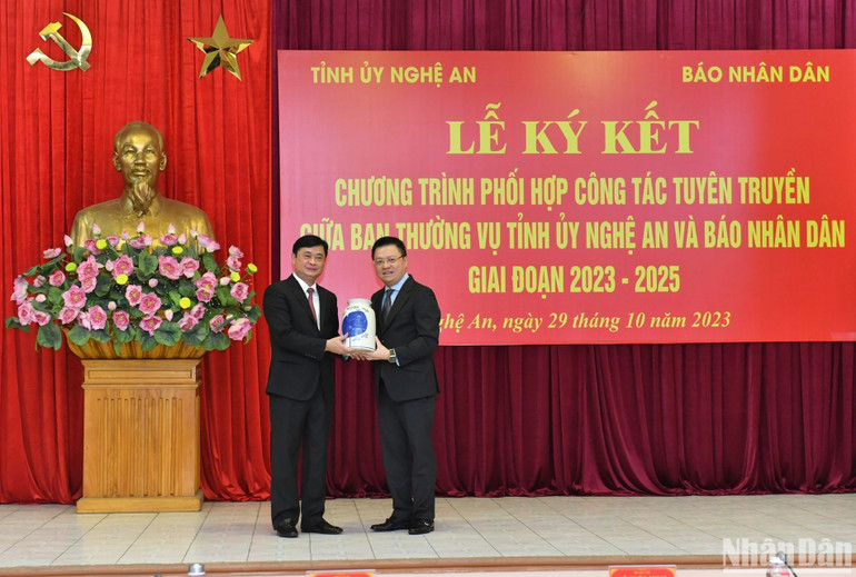 Tổng Biên tập Báo Nhân Dân Lê Quốc Minh trao quà lưu niệm tặng Tỉnh ủy Nghệ An.