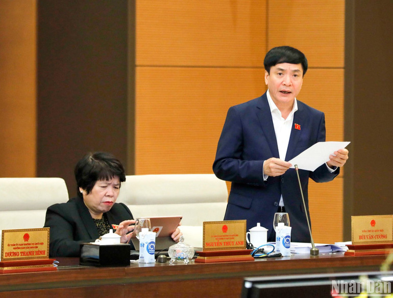 Tổng Thư ký Quốc hội, Chủ nhiệm Văn phòng Quốc hội Bùi Văn Cường báo cáo tóm tắt tổng kết 2 kỳ họp bất thường của Quốc hội. (Ảnh: DUY LINH) Tổng Thư ký Quốc hội, Chủ nhiệm Văn phòng Quốc hội Bùi Văn Cường báo cáo tóm tắt tổng kết 2 kỳ họp bất thường của Quốc hội. (Ảnh: DUY LINH)