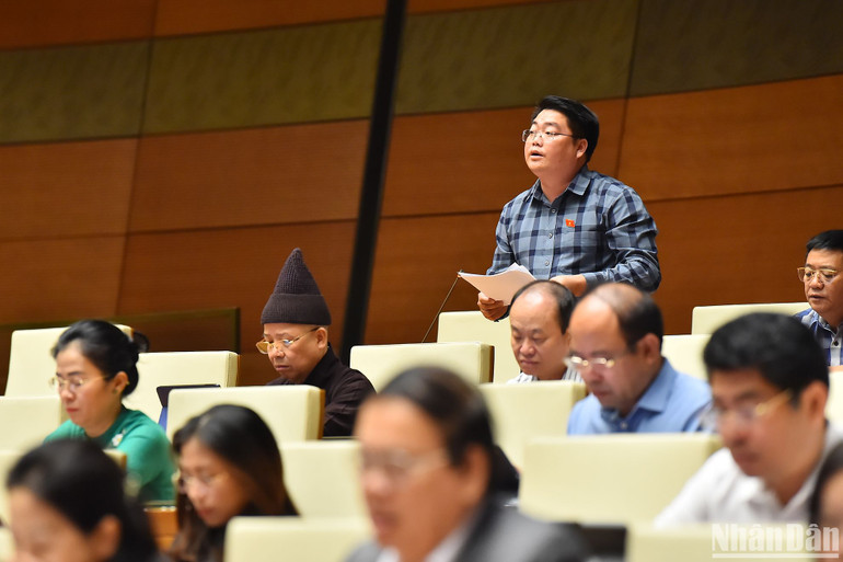 Đại biểu Tao Văn Giót (đoàn Lai Châu) phát biểu ý kiến. (Ảnh: THỦY NGUYÊN)