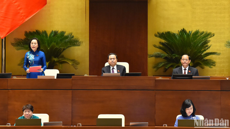 Phó Chủ tịch Quốc hội Nguyễn Thị Thanh điều hành phiên thảo luận. (Ảnh: THỦY NGUYÊN)