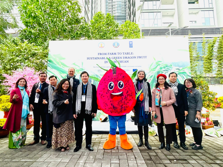 Các đại biểu tham dự hội thảo chụp ảnh lưu niệm.