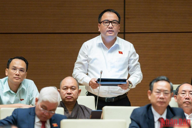 Đại biểu Phạm Trọng Nghĩa (Lạng Sơn) phát biểu tại phiên họp. Ảnh: DUY LINH