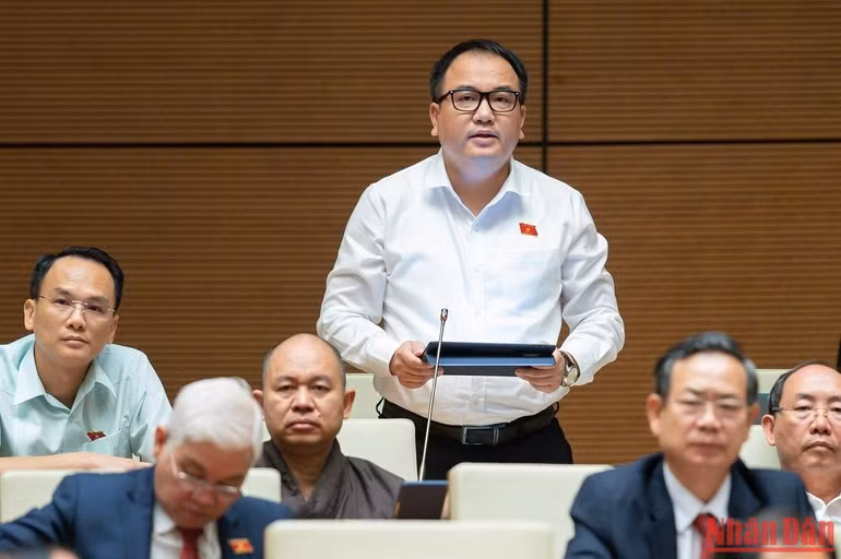 Đại biểu Phạm Trọng Nghĩa (Lạng Sơn) phát biểu tại phiên họp. Ảnh: DUY LINH Đại biểu Phạm Trọng Nghĩa (Lạng Sơn) phát biểu tại phiên họp. Ảnh: DUY LINH