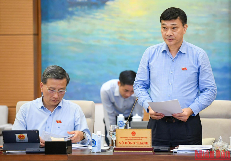 Chủ nhiệm Ủy ban Kinh tế của Quốc hội Vũ Hồng Thanh trình bày Báo cáo thẩm tra.