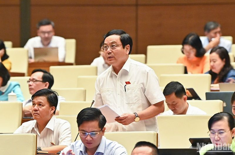 Đại biểu Hoàng Đức Thắng (đoàn Quảng Trị) nhấn mạnh cần quyết liệt các giải pháp tháo gỡ khó khăn cho doanh nghiệp. (Ảnh: DUY LINH)