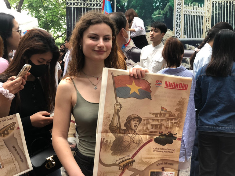Ilaria - sinh viên năm cuối ngành kinh tế tại Venice, Italia thích thú với phụ san kỷ niệm 50 năm ngày thống nhất đất nước của Báo Nhân Dân trên tay. Ilaria - sinh viên năm cuối ngành kinh tế tại Venice, Italia thích thú với phụ san kỷ niệm 50 năm ngày thống nhất đất nước của Báo Nhân Dân trên tay.