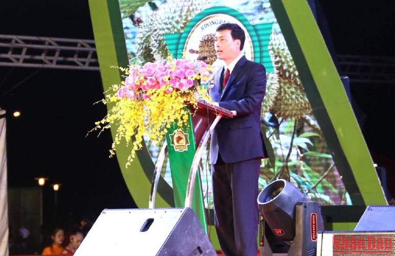 Bí thư Huyện ủy Krông Pắc Trần Hồng Tiến phát biểu khai mạc Lễ hội Sầu riêng Krông Pắc lần thứ I năm 2022.