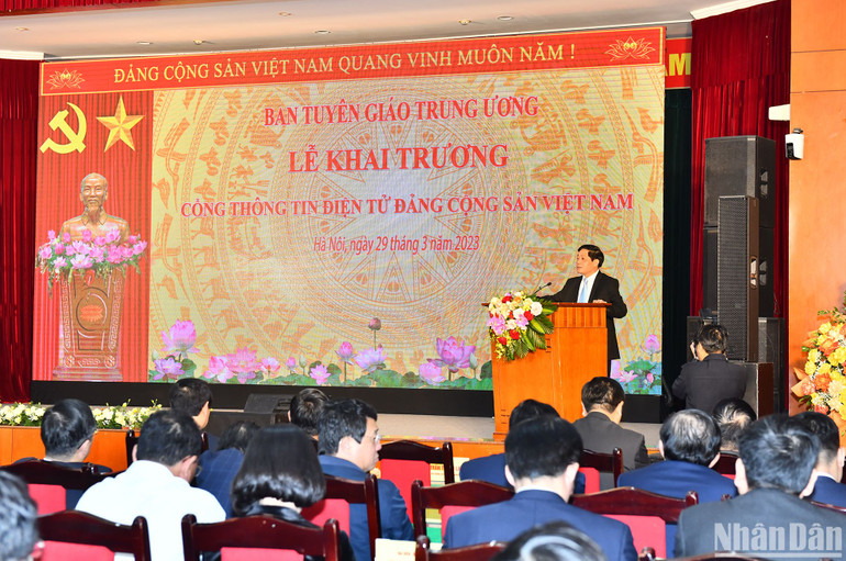 Đồng chí Trần Doãn Tiến giới thiệu khái quát về Cổng Thông tin điện tử Đảng Cộng sản Việt Nam. (Ảnh: ĐĂNG KHOA)