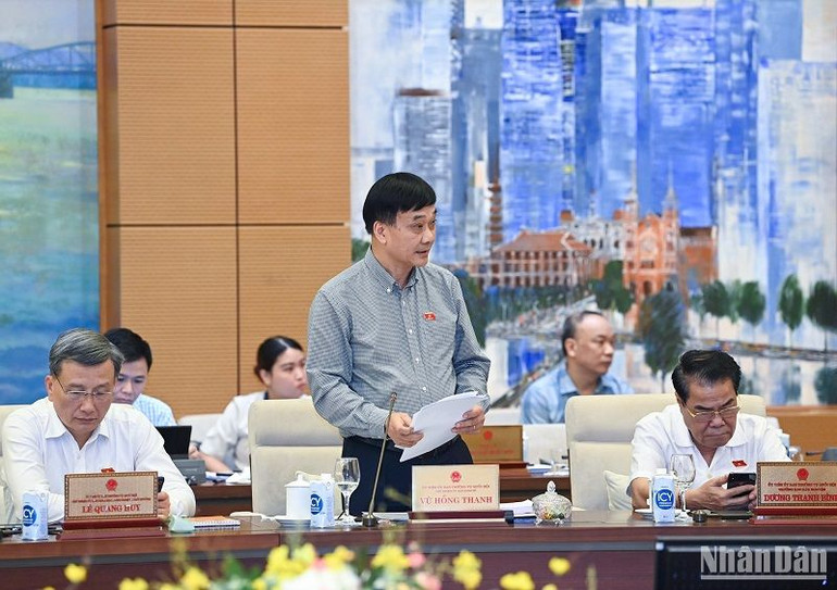 Chủ nhiệm Ủy ban Kinh tế Vũ Hồng Thanh, Phó Trưởng đoàn Thường trực Đoàn giám sát báo cáo tại phiên họp. (Ảnh: DUY LINH)