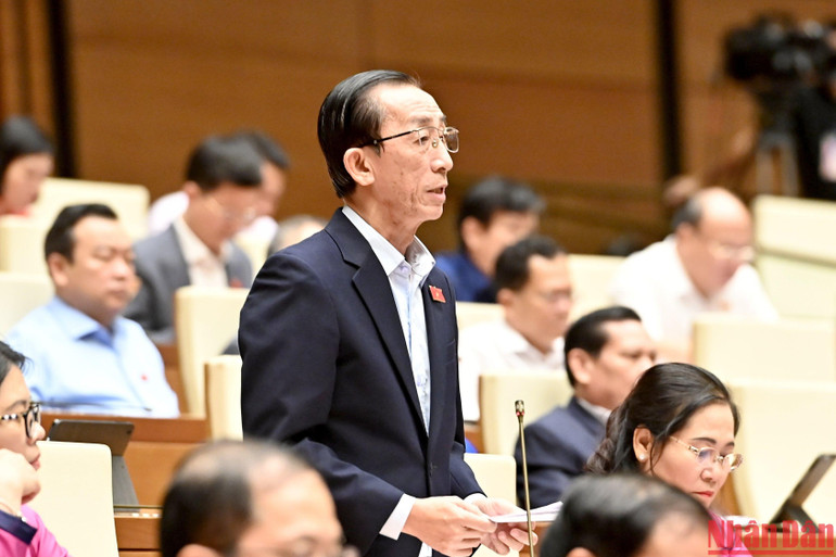 Đại biểu Trần Hoàng Ngân (đoàn TP Hồ Chí Minh) đề xuất các nhóm giải pháp thúc đẩy phục hồi và phát triển kinh tế-xã hội thời gian tới. Ảnh: ĐĂNG KHOA