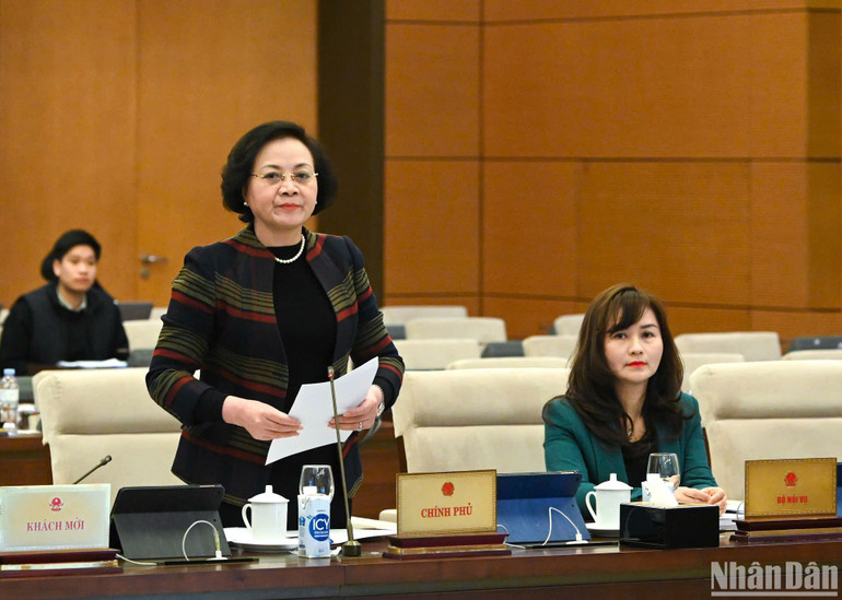 Bộ trưởng Nội vụ Phạm Thị Thanh Trà trình bày Tờ trình. (Ảnh: DUY LINH)
