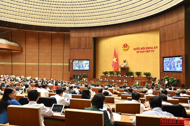 Quang cảnh phiên thảo luận ở hội trường về tình hình kinh tế-xã hội chiều 27/10. Ảnh: ĐĂNG KHOA