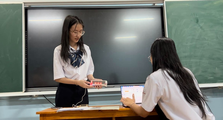 Chiếc đồng hồ được hoàn thiện và trải nghiệm.